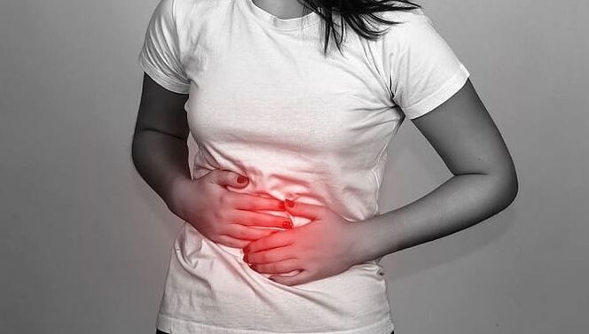 A dor abdominal é un acompañante frecuente da presenza de parasitos nos intestinos. 